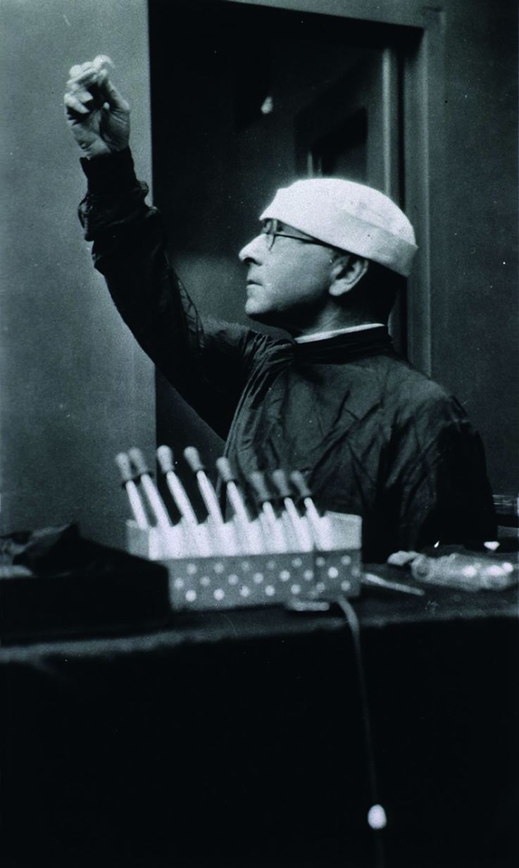 Alexis Carrel (1873-1944), French surgeon in laboratory. He won the 1912 Nobel Prize in Physiology or Medicine, for his advancements in vascular surgery. Keine Weitergabe an Drittverwerter.