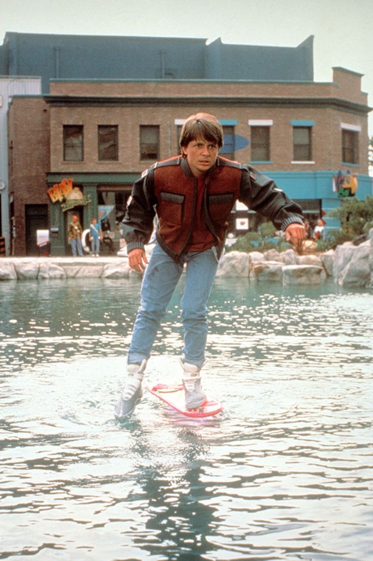 Nasse Angelegenheit: Der Zeitreisende Marty McFly auf dem Hoverboard. Bild: picture-alliance/KPA Honorar&Belege