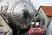 2015 Helmholtz Extrem KATRIN 180x120 Ungewöhnlicher Umzug Das Hauptspektrometer von KATRIN mit einer Länge von 24 Metern und einem Durchmesser von 10 Metern auf dem Weg zum Campus Nord des KIT.